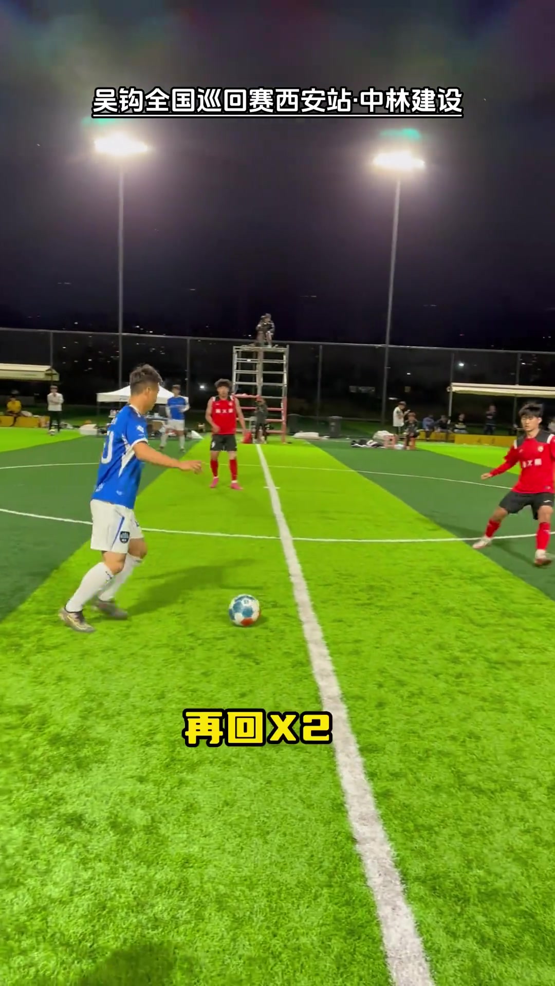 足球场上发生精彩瞬间,球员技术娴熟展现实力的简单介绍 足球场上发生精彩瞬间,球员技术娴熟展现实力的简单介绍