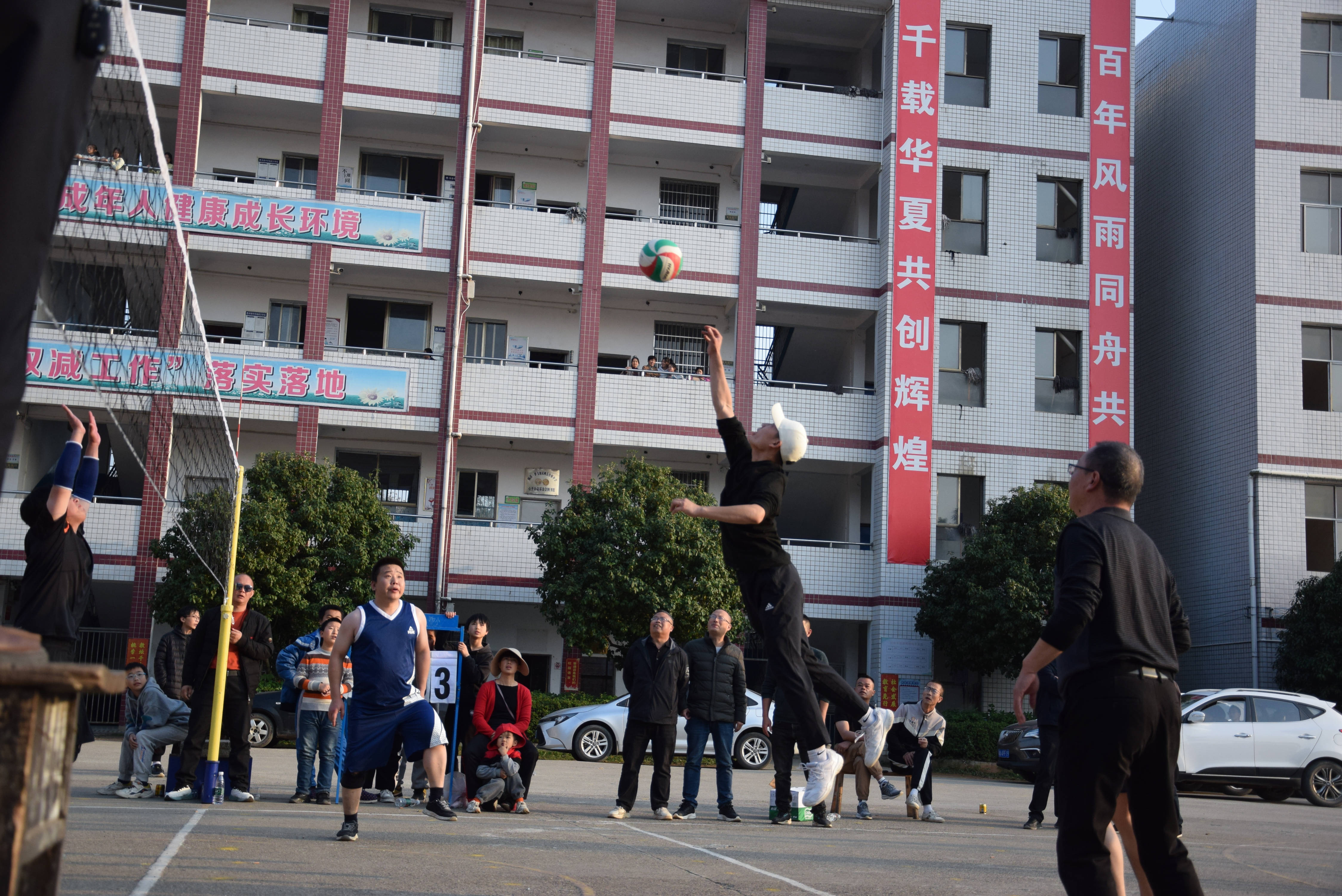 球员斗志昂扬,全力备战半决赛 球员斗志昂扬,全力备战半决赛