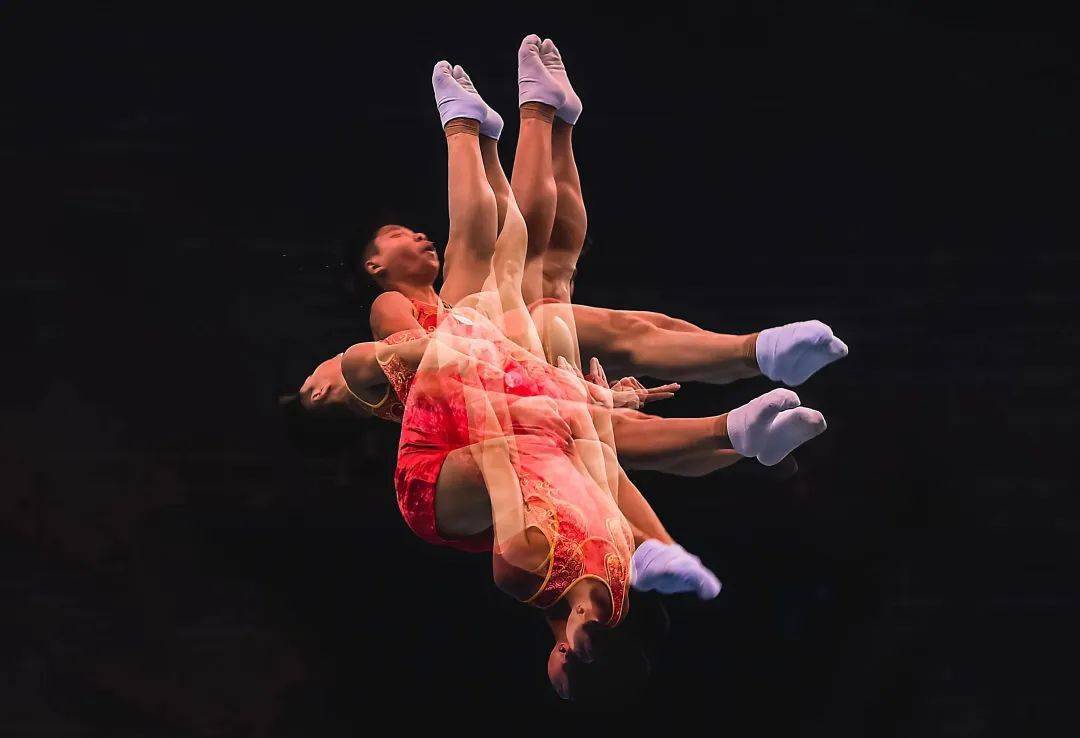 蹦床比赛选手表现抢眼，高空挑战完美呈现！的简单介绍