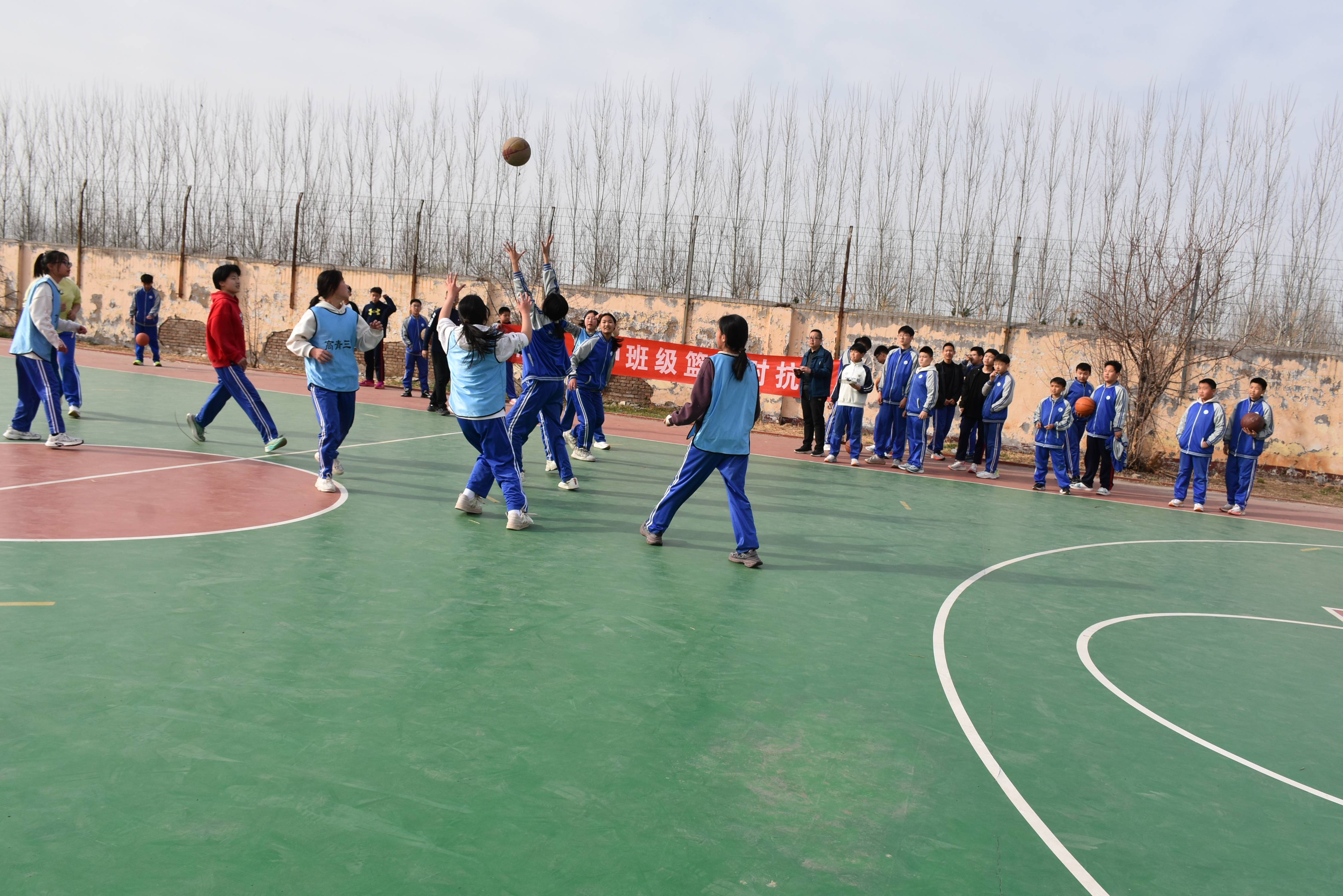 热血篮球比拼震撼来袭,赛场上华丽碰撞 热血篮球比拼震撼来袭,赛场上华丽碰撞