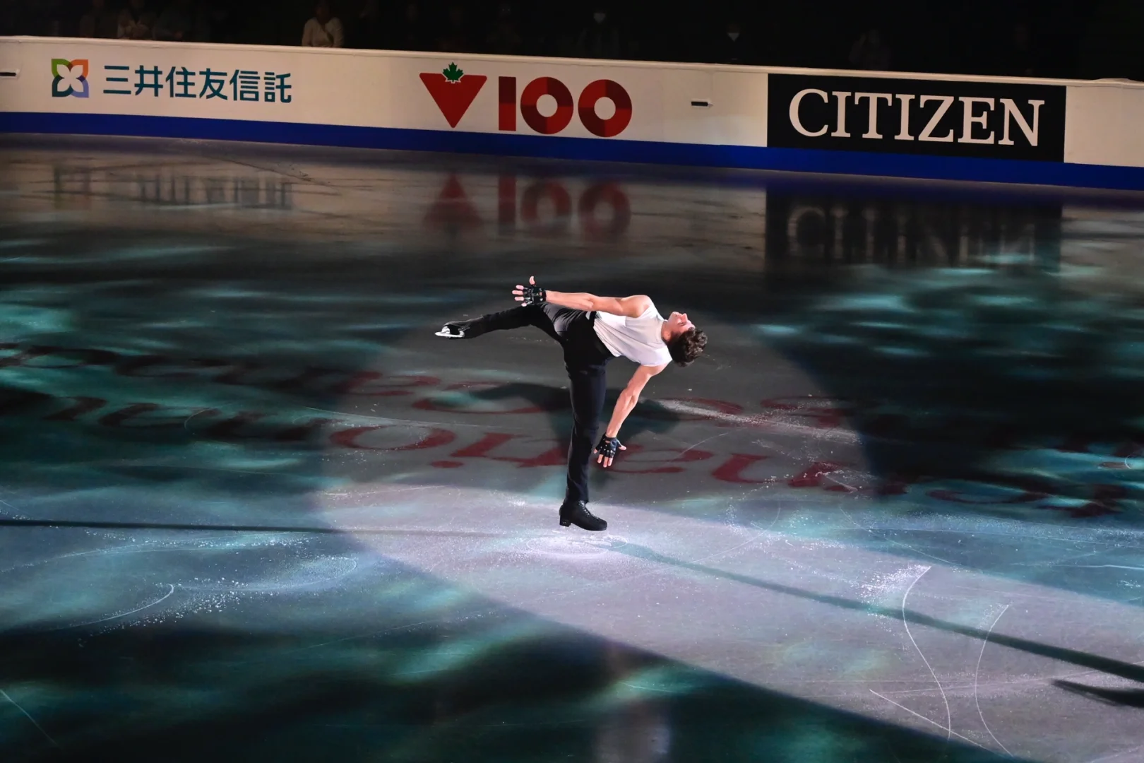 加拿大滑板选手在比赛中展现实力