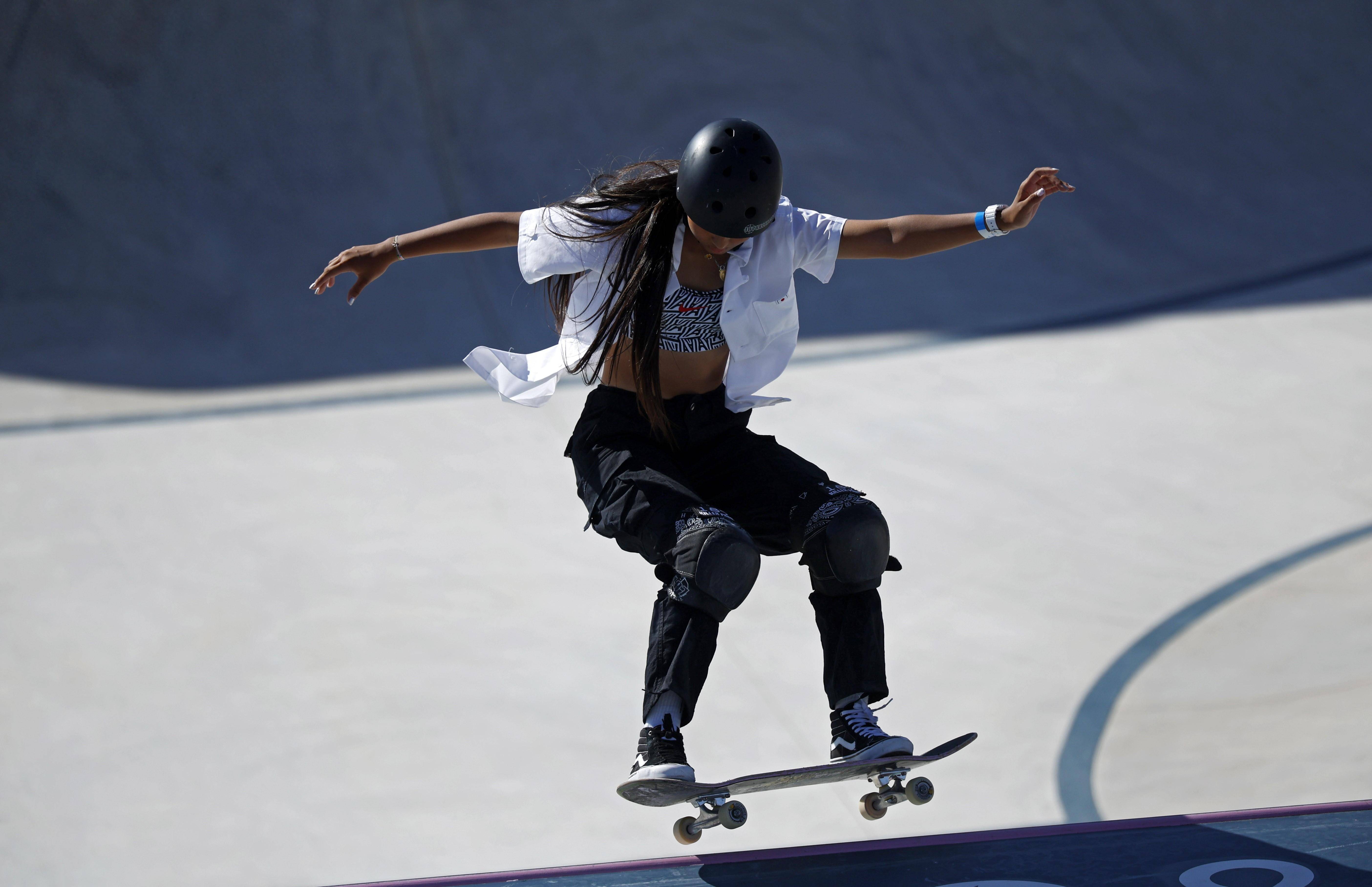 加拿大滑板选手在比赛中展现实力