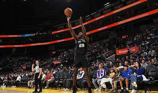 马刺主帅寻找突破,球员状态逐渐好转 马刺主帅寻找突破,球员状态逐渐好转