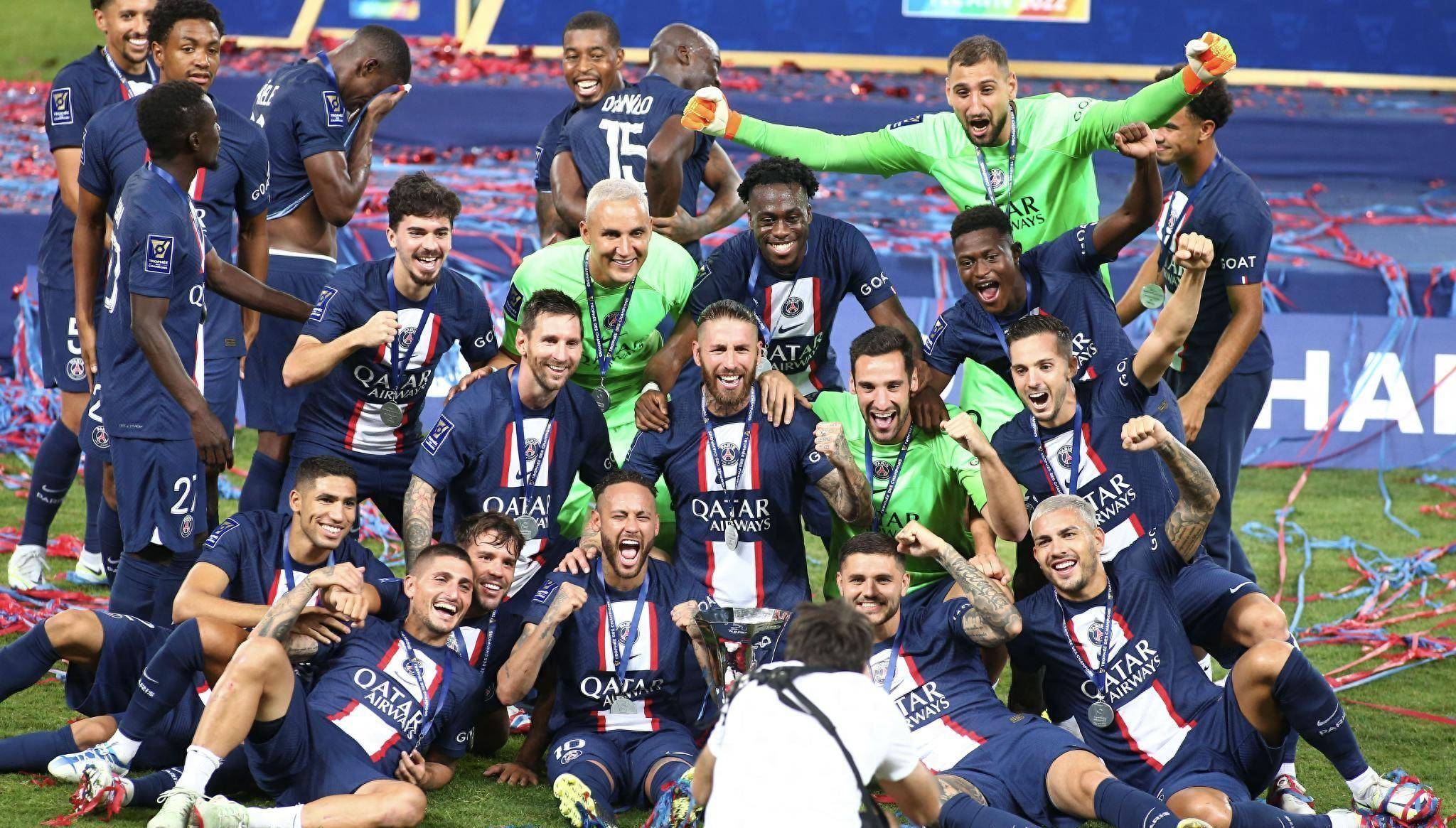 法国队实力夺取冠军奖杯