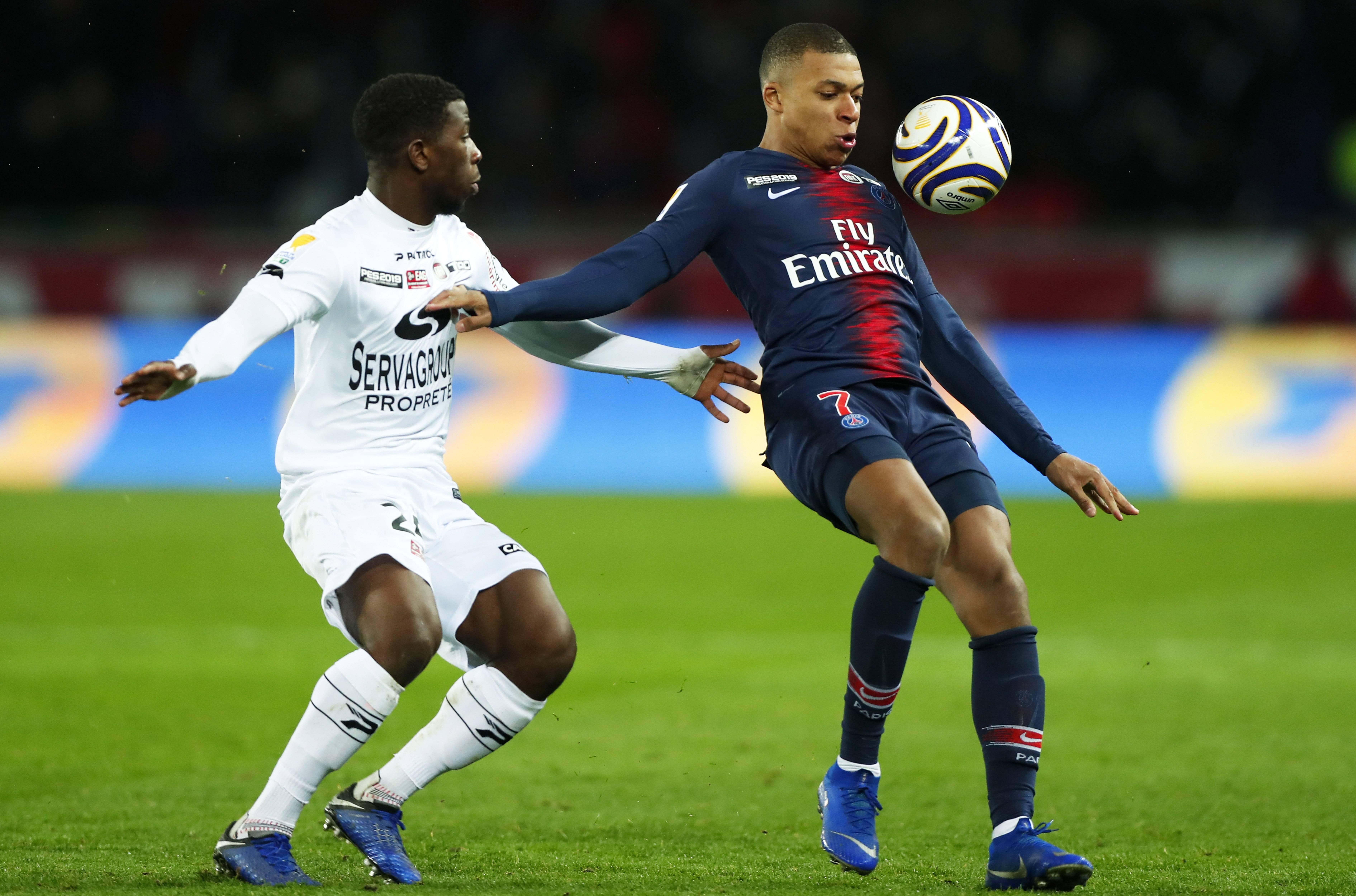 波兰与西班牙在足球场上爆发激战 波兰与西班牙在足球场上爆发激战