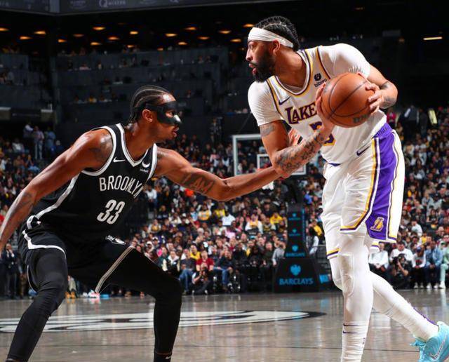 巨星对决！湖人力克篮网取得胜利