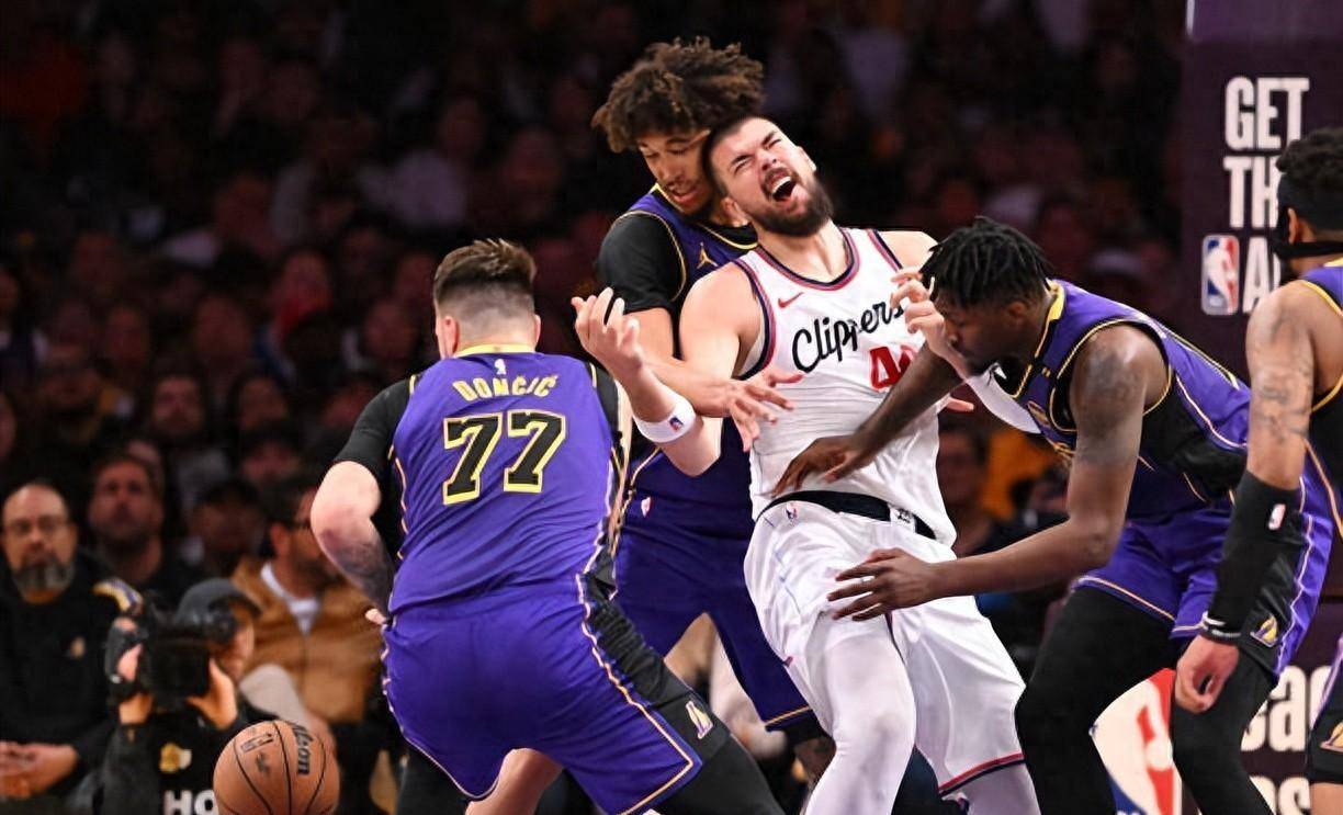 开拓者主场惨败快船，陷入困境的简单介绍