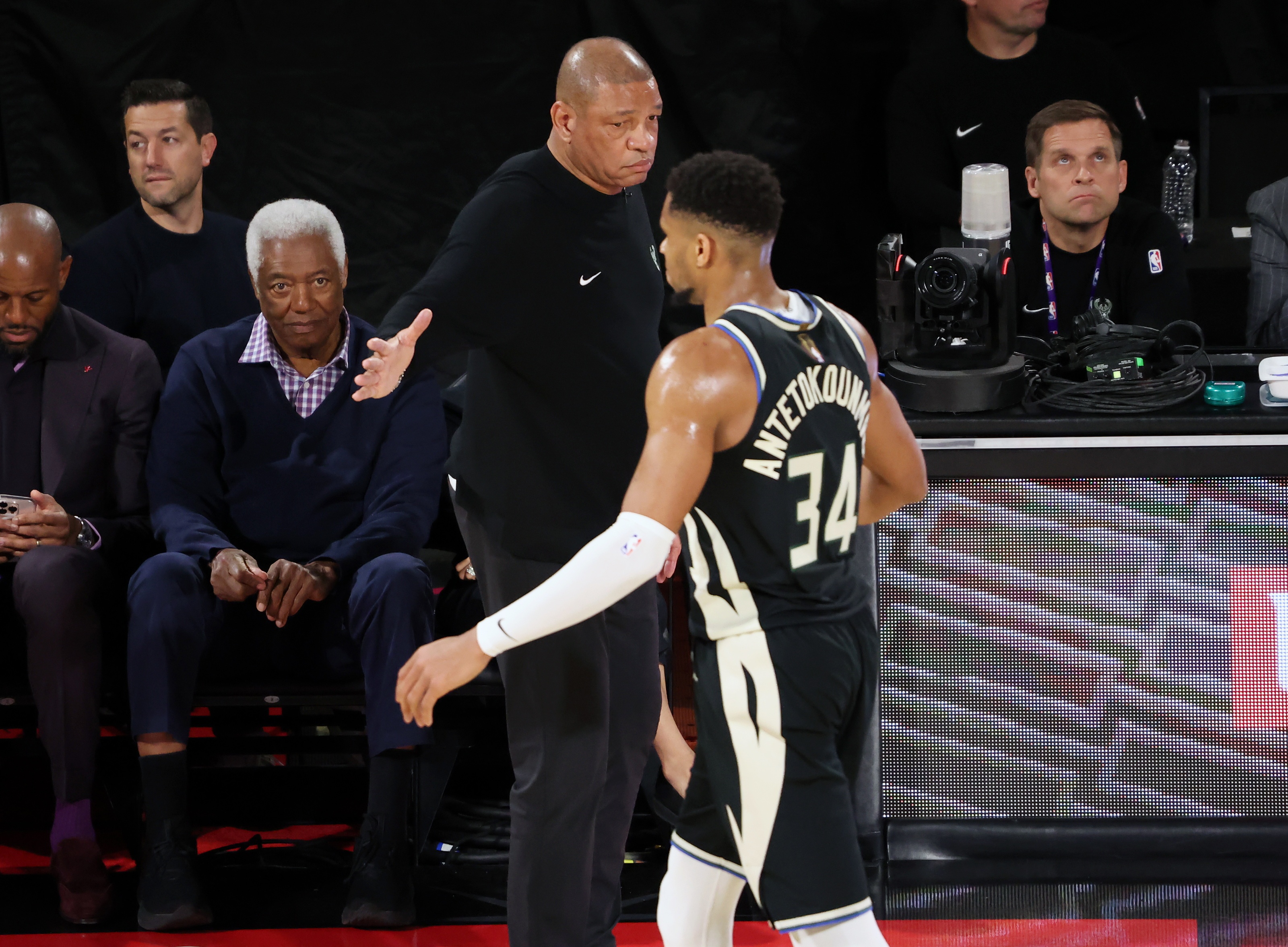 雄鹿主场力克马刺,米德尔顿关键时刻砍分 雄鹿主场力克马刺,米德尔顿关键时刻砍分