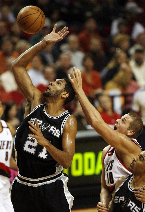 开拓者擒下马刺,墨科米克关键时 开拓者擒下马刺,墨科米克关键时