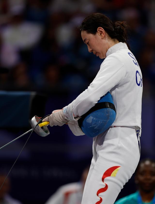 中国选手包揽亚运会击剑男女个人金牌：卫冕冠军孙一文夺冠