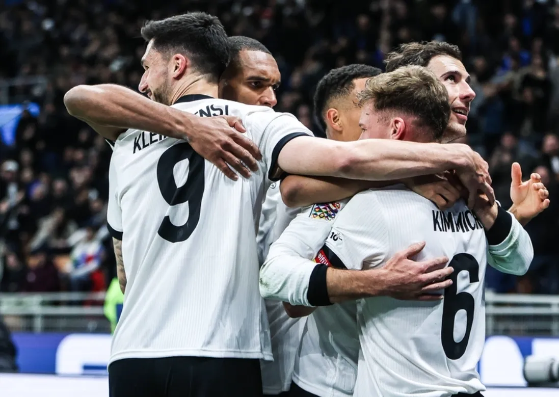 欧国联赛事中场休息，球员备战提高认真研讨