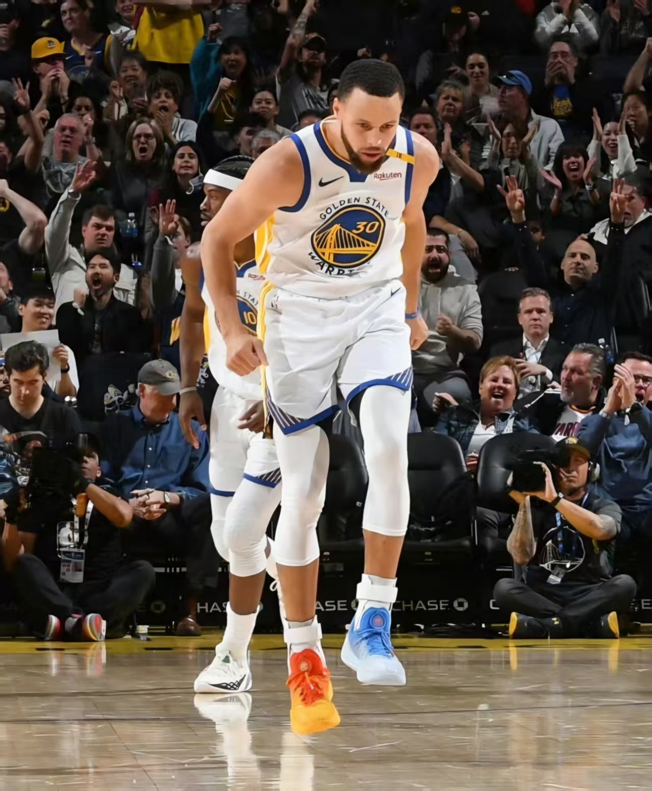 勇士遭湖人逆袭,西部战局紧张 勇士遭湖人逆袭,西部战局紧张