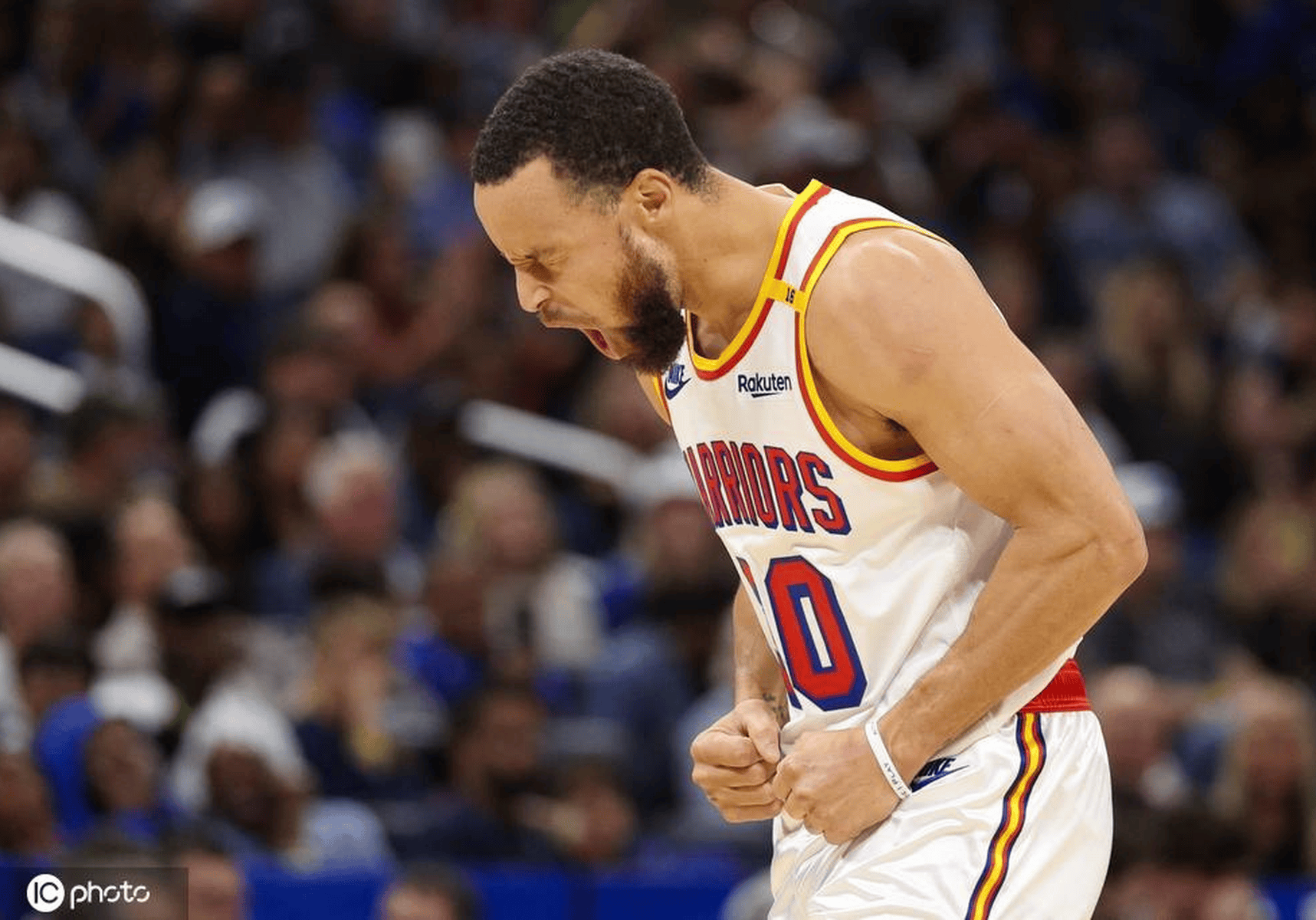 勇士队大胜魔术，库里砍下30分